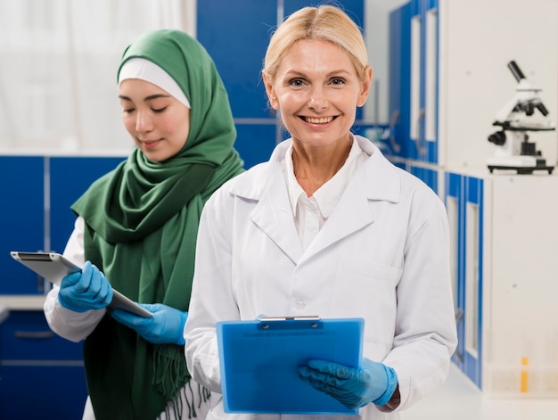 Vista frontale delle scienziate che posano in laboratorio