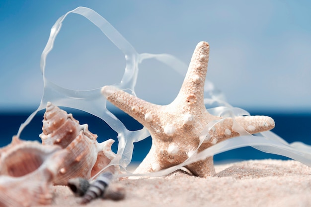 Vista frontale delle stelle marine con plastica sulla spiaggia