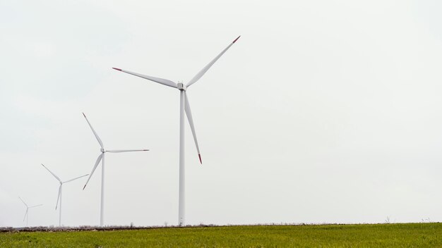 Vista frontale delle turbine eoliche con copia spazio