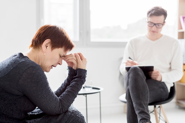 Vista frontale dello psicologo che consulta un paziente