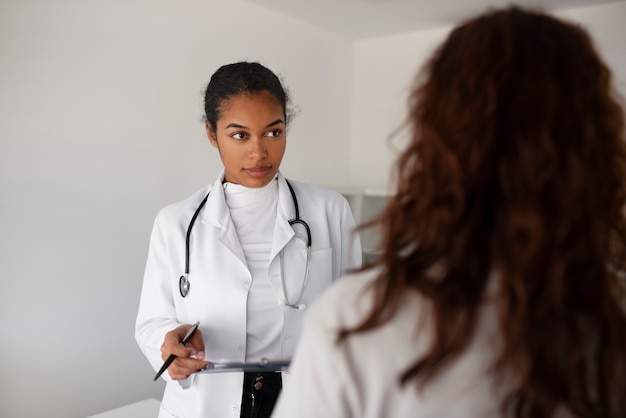 Vista frontale dello stetoscopio da portare del medico femminile