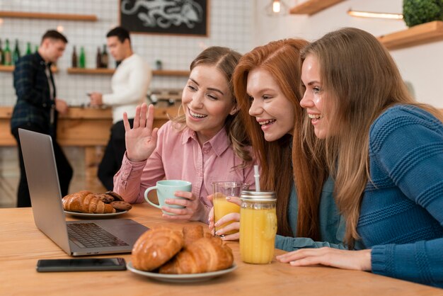 Vista frontale di amici che trascorrono del tempo insieme