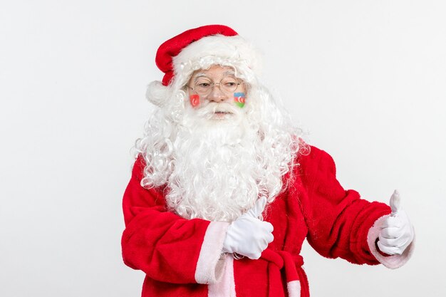 Vista frontale di babbo natale con pitture a bandiera azera e turca sul suo viso sul muro bianco