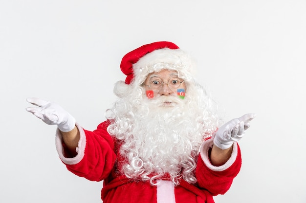 Vista frontale di babbo natale con pitture a bandiera azera e turca sul suo viso sul muro bianco