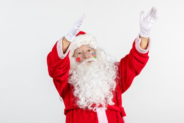 Vista frontale di babbo natale con pitture a bandiera azera e turca sul suo viso sul muro bianco