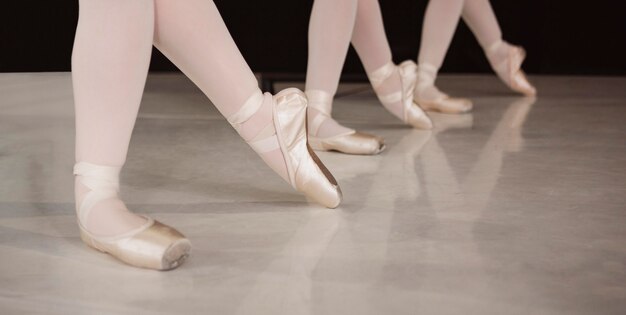 Vista frontale di ballerine professioniste che provano in scarpe da punta