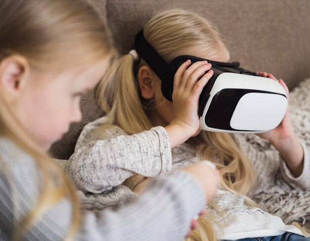 Vista frontale di bambini con occhiali vr