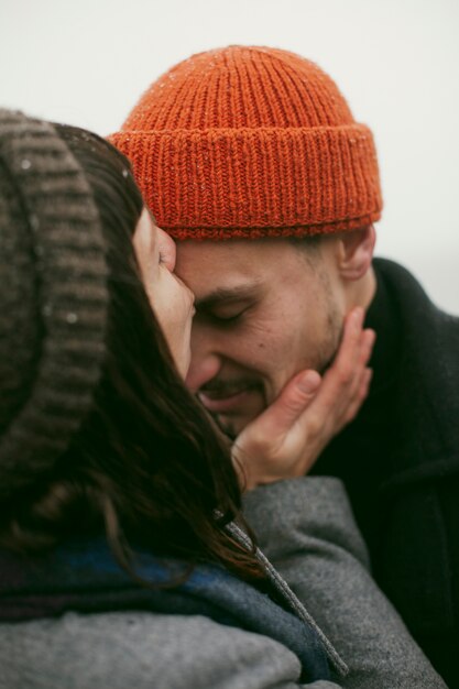 Vista frontale di belle persone adorabili fuori