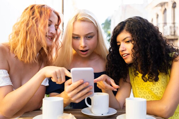 Vista frontale di belle ragazze al ristorante