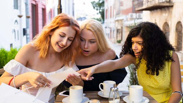 Vista frontale di belle ragazze al ristorante