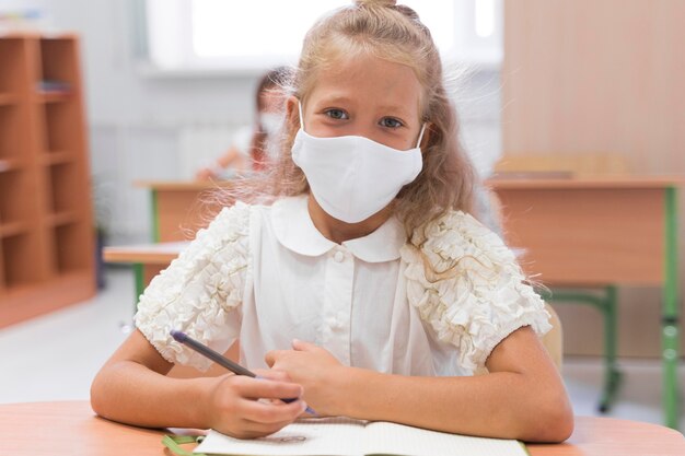 Vista frontale di belle ragazze con maschera facciale