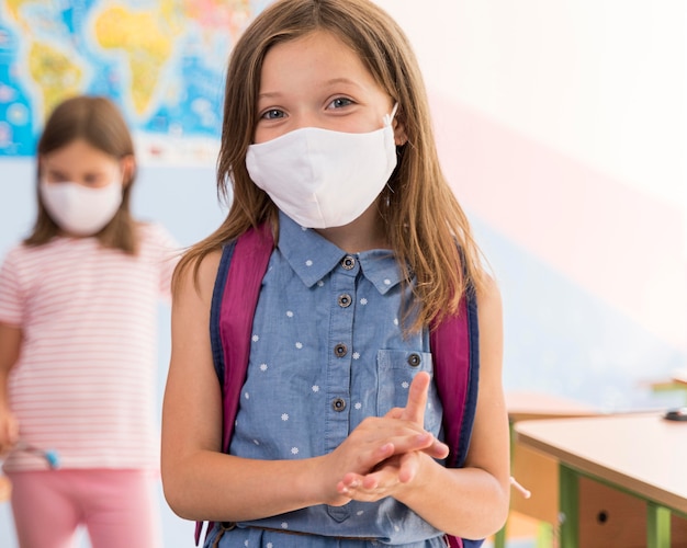 Vista frontale di belle ragazze con maschera facciale