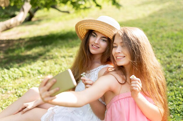 Vista frontale di belle ragazze divertirsi