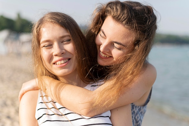 Vista frontale di belle ragazze in spiaggia