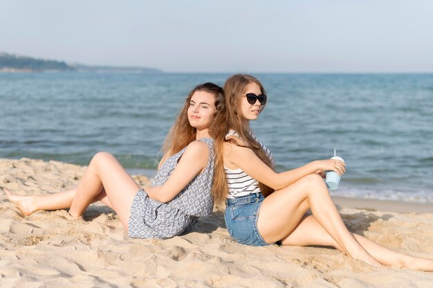 Vista frontale di belle ragazze in spiaggia