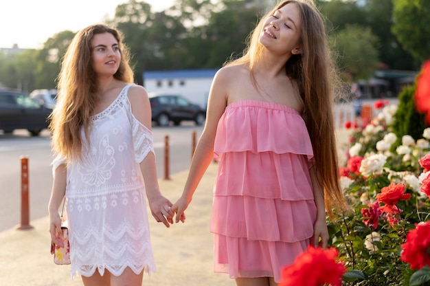 Vista frontale di belle ragazze in spiaggia