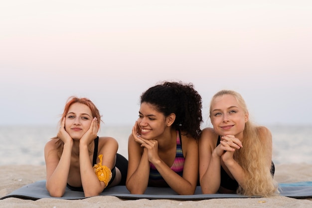 Vista frontale di belle ragazze in spiaggia