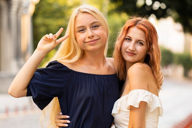 Vista frontale di belle ragazze sorridenti