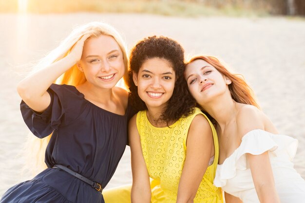 Vista frontale di belle ragazze sorridenti