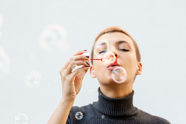 Vista frontale di bello concetto moderno della donna