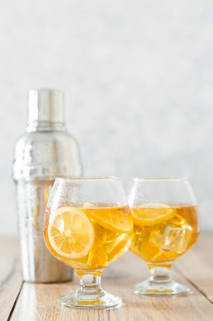Vista frontale di bicchieri con bevanda al limone