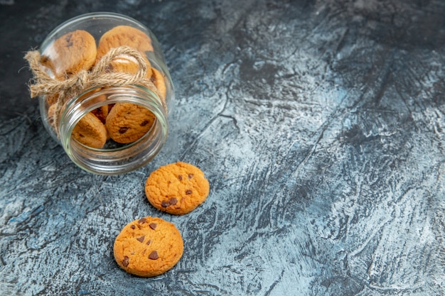 Vista frontale di biscotti dolci all'interno può sulla superficie scura