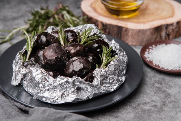 Vista frontale di castagne al forno