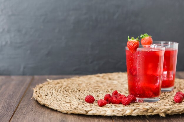 Vista frontale di cocktail alla fragola con spazio di copia