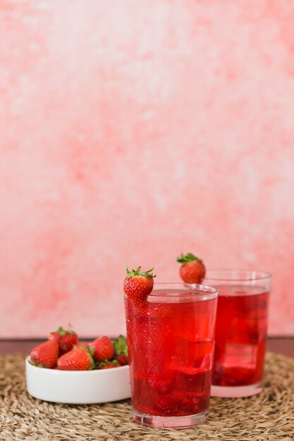 Vista frontale di cocktail alla fragola