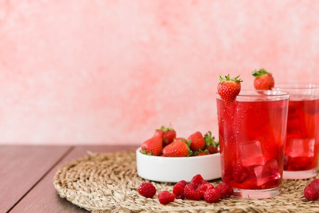 Vista frontale di cocktail e frutti di fragola