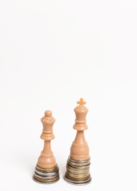 Vista frontale di concetto di disuguaglianza del re e della regina dei pezzi degli scacchi