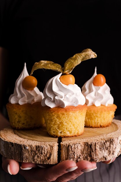 Vista frontale di cupcakes con glassa