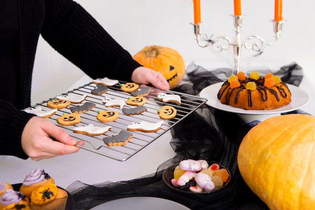 Vista frontale di deliziosi biscotti di Halloween