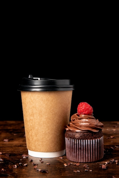 Vista frontale di deliziosi cupcakes al cioccolato con lampone