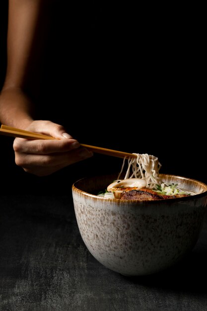 Vista frontale di deliziosi ramen con copia spazio