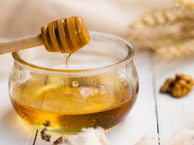Vista frontale di delizioso miele