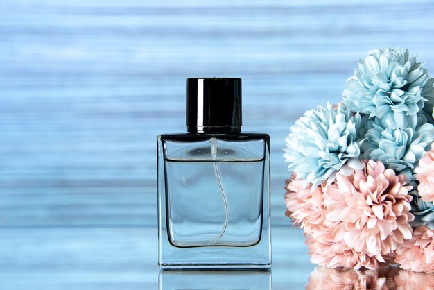 Vista frontale di eleganti fiori colorati di profumo su sfondo blu