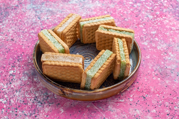 Vista frontale di gustosi biscotti waffle all'interno del piatto