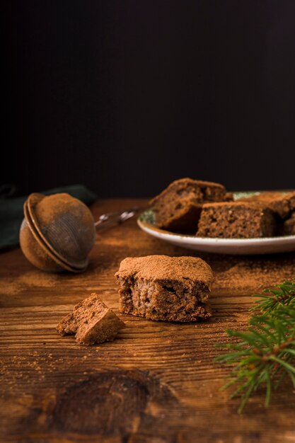 Vista frontale di gustosi brownies al cioccolato