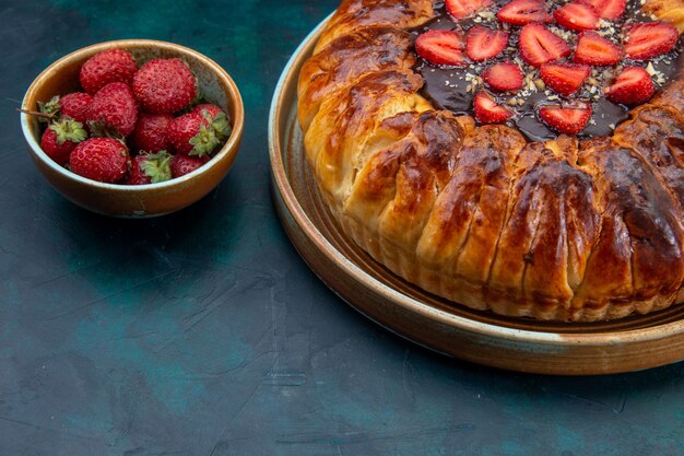 Vista frontale di gustosissima torta di fragole con marmellata e fragole fresche