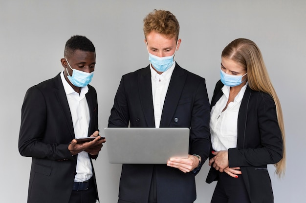 Vista frontale di lavoro durante il concetto covid