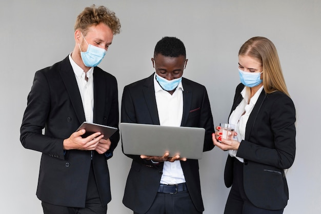 Vista frontale di lavoro durante il concetto covid