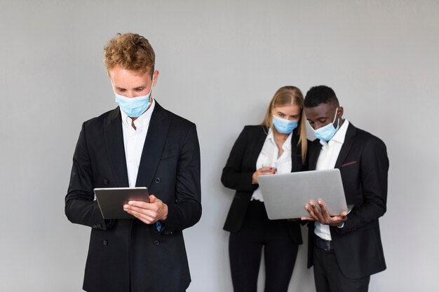 Vista frontale di lavoro durante il concetto covid