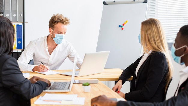 Vista frontale di lavoro durante il concetto covid