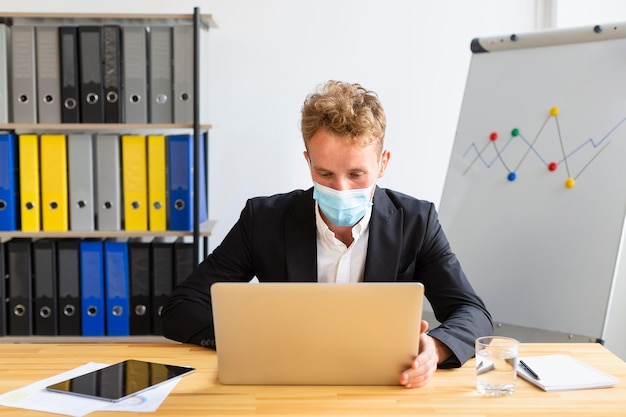 Vista frontale di lavoro durante il concetto covid