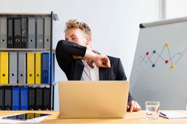 Vista frontale di lavoro durante il concetto covid