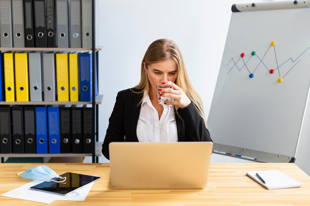 Vista frontale di lavoro durante il concetto covid