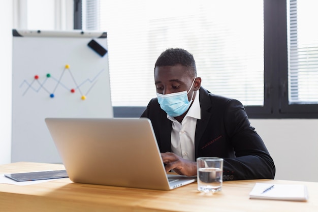 Vista frontale di lavoro durante il concetto covid