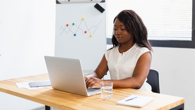 Vista frontale di lavoro durante il concetto covid