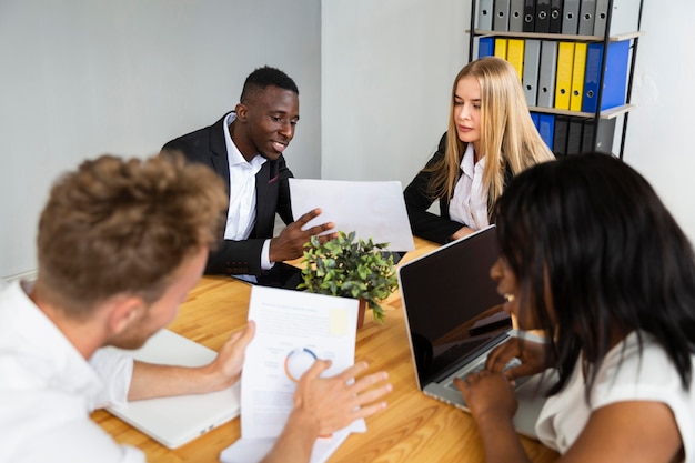 Vista frontale di lavoro durante il concetto covid